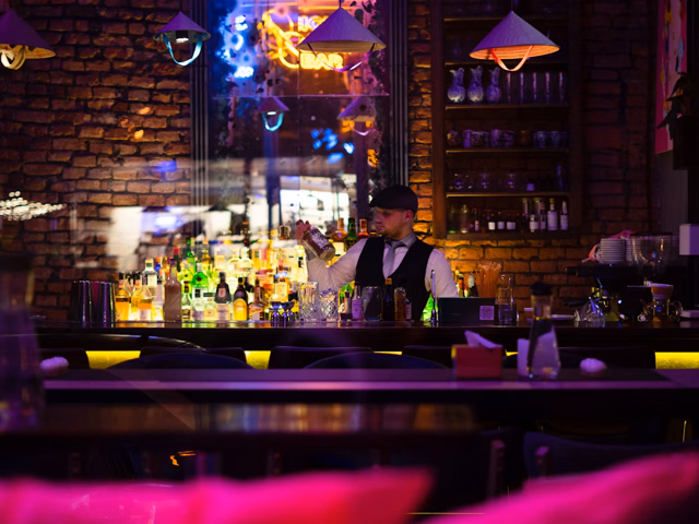 ¿Qué hace realmente un bartender? Todo lo que hay detrás de la barra